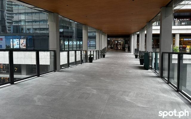 glorietta 5 to one ayala bridge without people