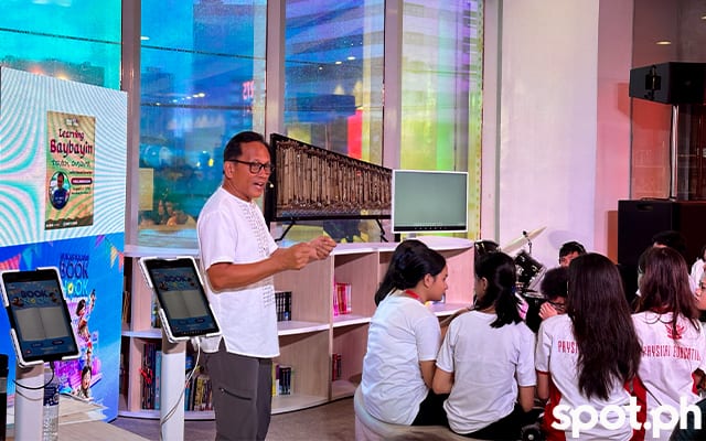 Howie Severino teaches a class on Baybayin.