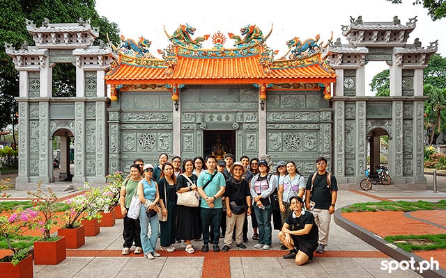 Walking tour group at Manila Chinese Cemetery.