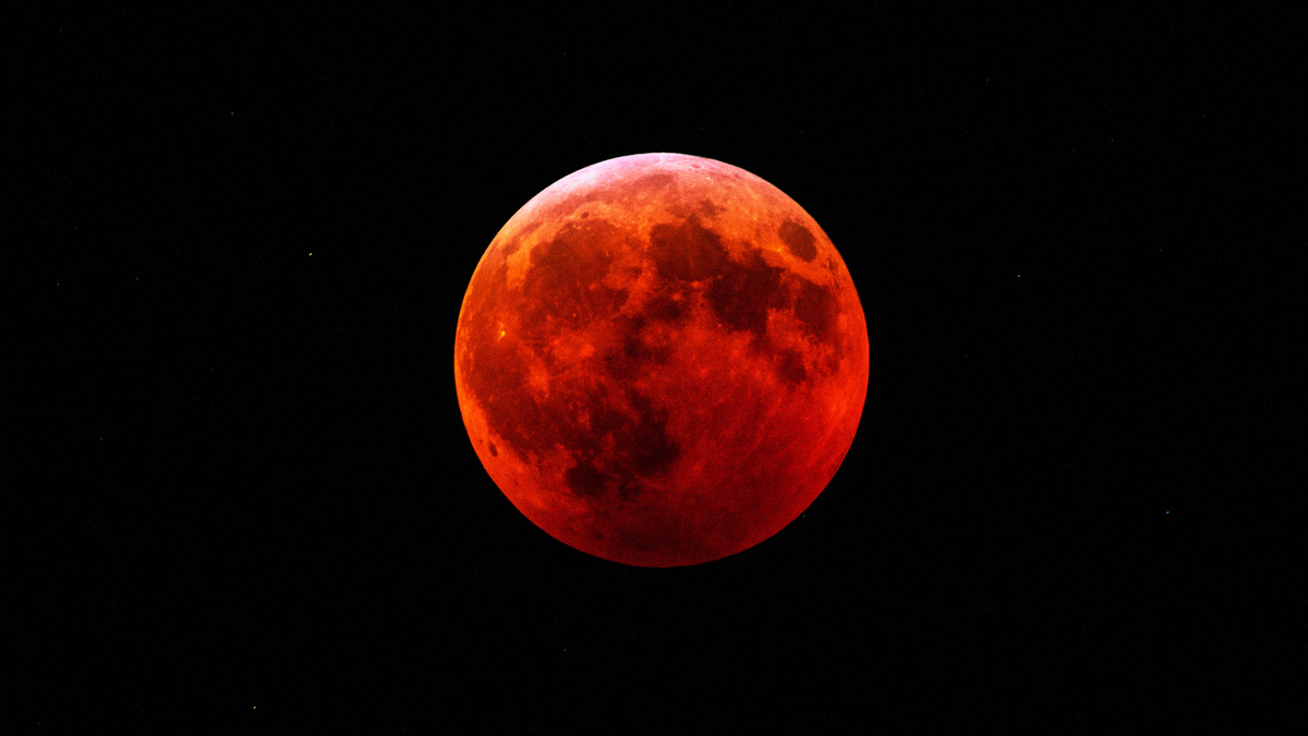 Look Up: A Blood Moon Will Be Visible Over Manila This March