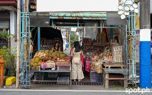 The Pasalubong Center is an alleyway perpendicular to Gat Tayaw Street. It's right beside Arabela and The 1938 White House Bistro.